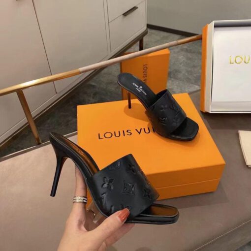 Босоножки женские Louis Vuitton черные из тиснёной кожи Monogram на каблуке коллекция 2021-2022 - фото 5