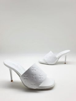 Шлёпанцы женские Louis Vuitton белые из тиснёной кожи Monogram на каблуке коллекция 2021-2022