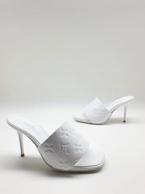 Босоножки женские Louis Vuitton белые из тиснёной кожи Monogram на каблуке коллекция 2021-2022 - фото 1
