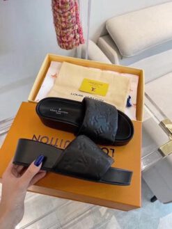 Шлёпанцы женские Louis Vuitton черные из тиснёной кожи Monogram на платформе коллекция 2021-2022