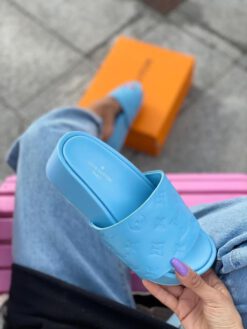 Шлёпанцы женские Louis Vuitton голубые из тиснёной кожи Monogram на платформе коллекция 2021-2022