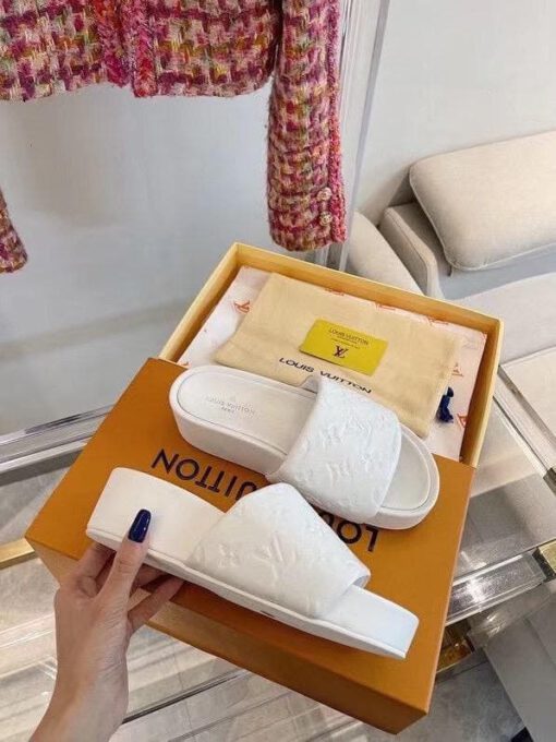 Шлёпанцы женские Louis Vuitton белые из тиснёной кожи Monogram на платформе коллекция 2021-2022 - фото 3