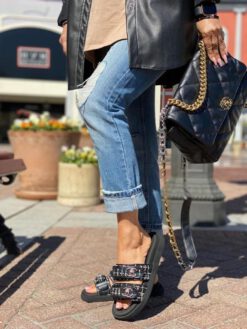 Шлёпанцы женские кожаные Chanel чёрные на плоской подошве коллекция 2021-2022