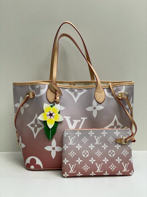 Женская сумка-тоут Louis Vuitton серая с фирменным рисунком 32/28/15 см - фото 1