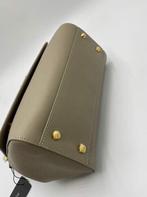 Женская кожаная сумка Dolce & Gabbana цвета хаки 25/17/13 см - фото 3