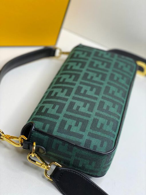 Женская сумка-клатч Fendi 87200 зелёная с рисунком-монограммой 26/14/6 см - фото 3