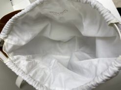 Женская кожаная сумка Bottega Veneta белая 39/24/10 см