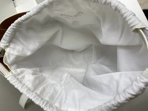 Женская кожаная сумка Bottega Veneta белая 39/24/10 см - фото 2