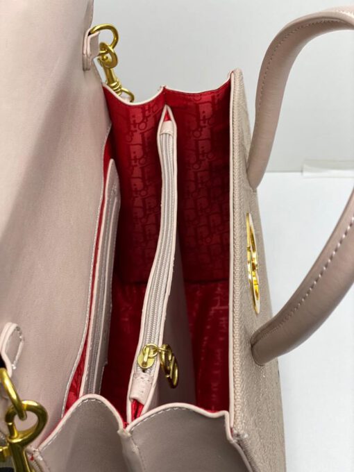 Женская тканевая сумка Dior белая с широким плечевым ремнём 26/21/11 см - фото 2