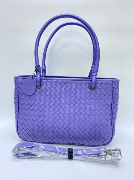 Женская кожаная сумка Bottega Veneta фиолетовая 28/19 см коллекция 2021-2022 - фото 1