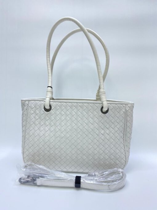 Женская кожаная сумка Bottega Veneta белая 28/19 см коллекция 2021-2022 - фото 1