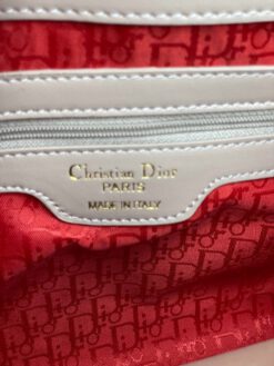 Женская тканевая сумка Dior белая с широким плечевым ремнём 26/21/11 см
