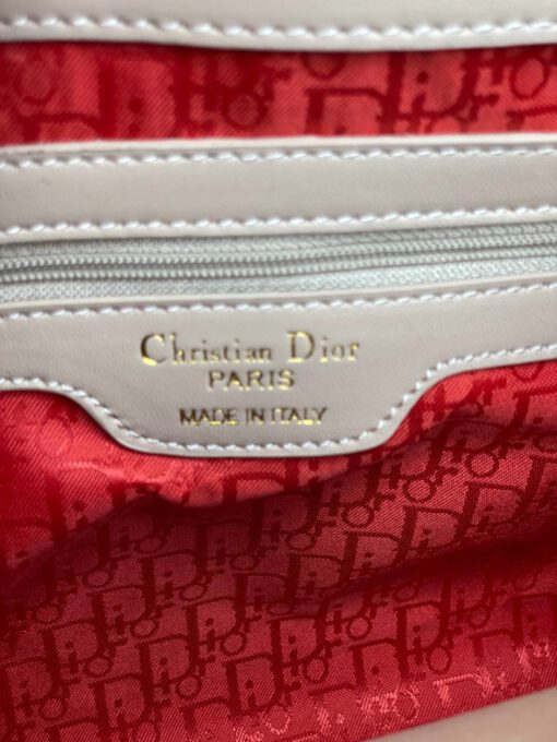 Женская тканевая сумка Dior белая с широким плечевым ремнём 26/21/11 см - фото 5