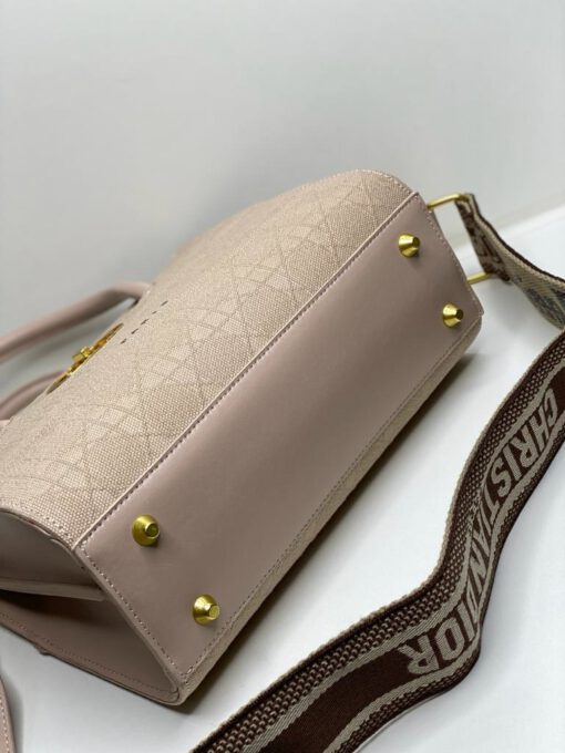 Женская тканевая сумка Dior белая с широким плечевым ремнём 26/21/11 см - фото 3
