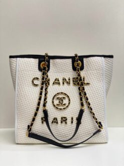 Женская тканевая сумка-шоппер Chanel белая с ручками-цепочками 31/30/15 см