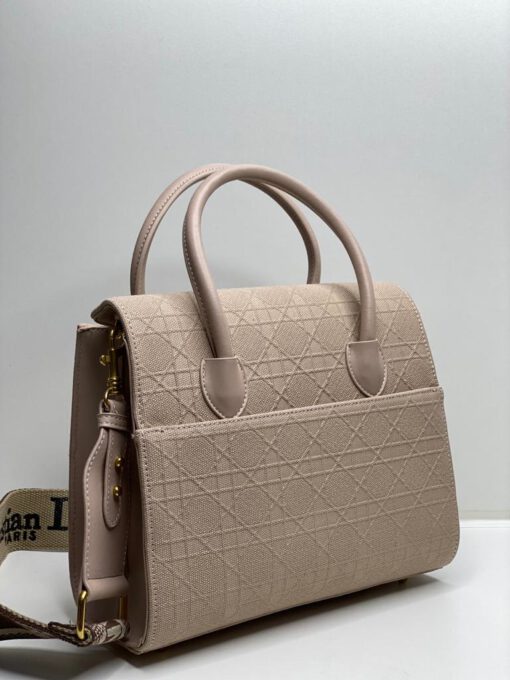 Женская тканевая сумка Dior белая с широким плечевым ремнём 26/21/11 см - фото 4