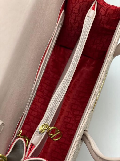 Женская тканевая сумка Dior белая с широким плечевым ремнём 26/21/11 см - фото 6