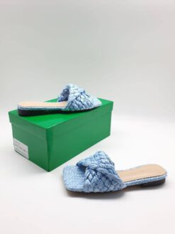 Шлёпанцы женские Bottega Veneta соломенные голубые коллекция 2021-2022