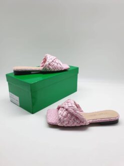 Шлёпанцы женские Bottega Veneta соломенные светло-розовые коллекция 2021-2022