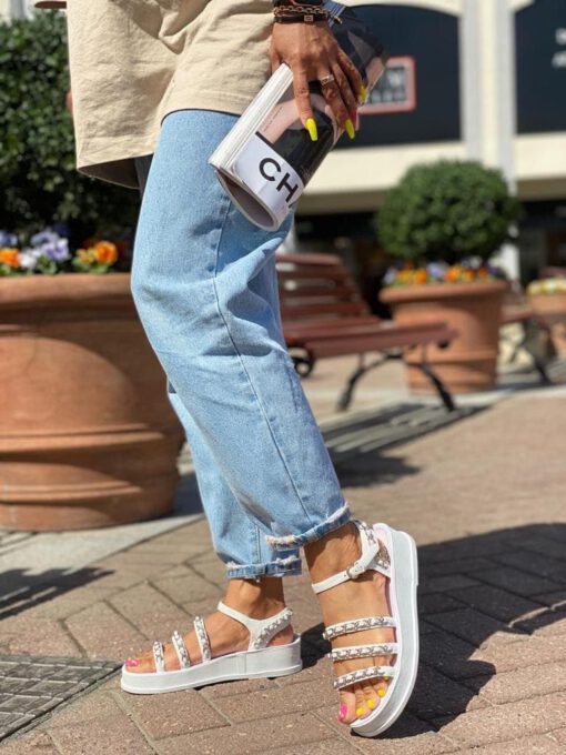 Босоножки женские кожаные Chanel с украшением цепочками белые - фото 3