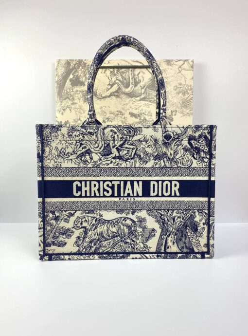 Женская сумка Dior Book Tote среднего формата тканевая с синим рисунком 36,5/28/17,5 см качество премиум-люкс - фото 1