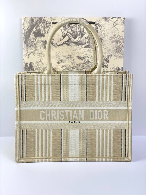 Женская сумка Dior Book Tote среднего формата тканевая с бежевыми полосами 36,5/28/17,5 см качество премиум-люкс - фото 1