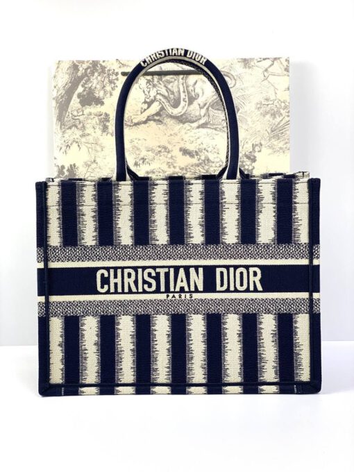 Женская сумка Dior Book Tote среднего формата тканевая полосатая 36,5/28/17,5 см качество премиум-люкс - фото 1