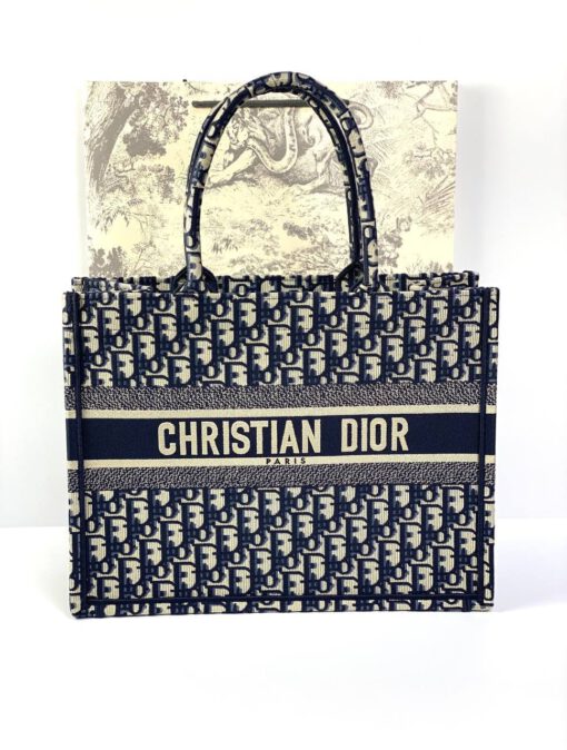 Женская сумка Dior Book Tote среднего формата с рисунком-монограммой синего цвета 36,5/28/17,5 см качество премиум-люкс - фото 1