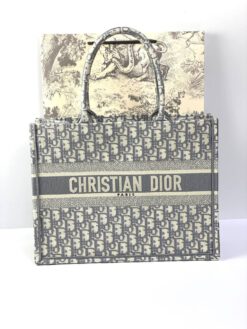 Женская сумка Dior Book Tote среднего формата с рисунком-монограммой серого цвета 36,5/28/17,5 см качество премиум-люкс - фото 7