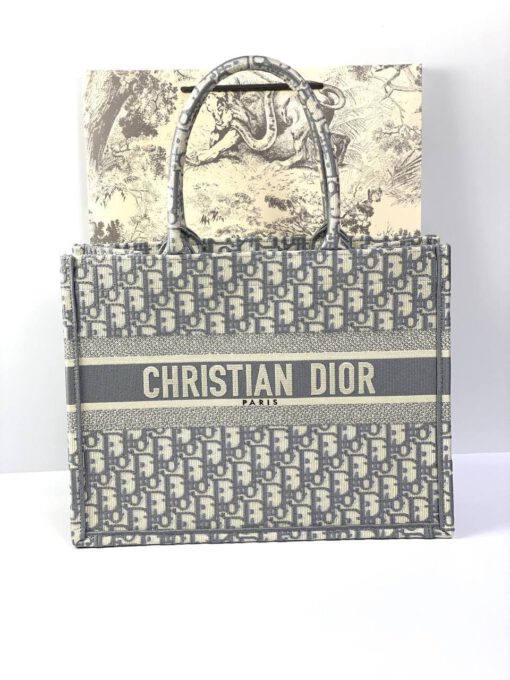 Женская сумка Dior Book Tote среднего формата с рисунком-монограммой серого цвета 36,5/28/17,5 см качество премиум-люкс - фото 1
