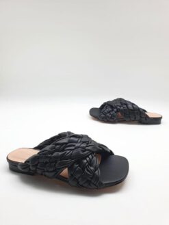 Шлёпанцы женские Bottega Veneta кожаные плетёные чёрные коллекция 2021-2022