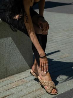 Шлёпанцы женские Bottega Veneta кожаные плетёные бежевые коллекция 2021-2022