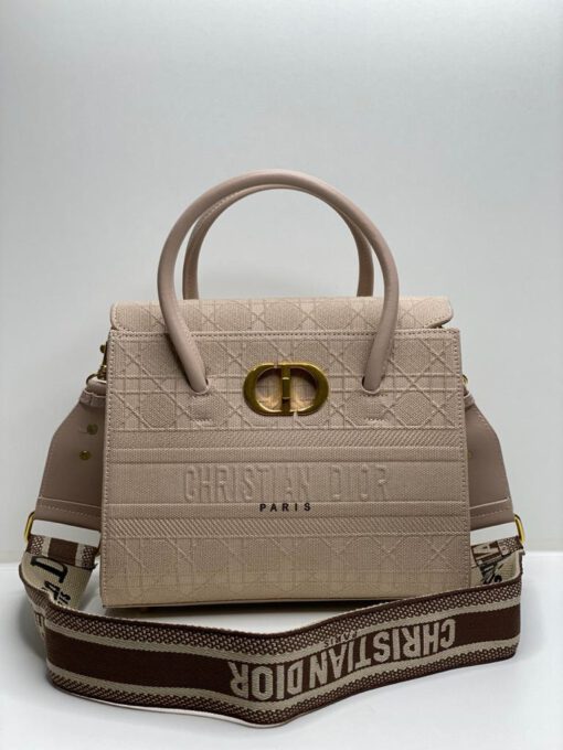 Женская тканевая сумка Dior белая с широким плечевым ремнём 26/21/11 см - фото 1
