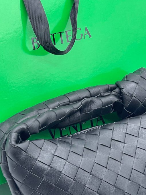 Женская кожаная сумка Bottega Veneta Mini Jodie 29/15 см чёрная - фото 7