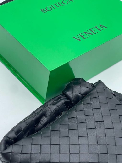 Женская кожаная сумка Bottega Veneta Mini Jodie 29/15 см чёрная - фото 4