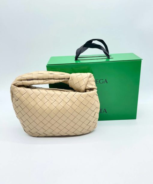 Женская кожаная сумка Bottega Veneta Mini Jodie 29/15 см бежевая - фото 1