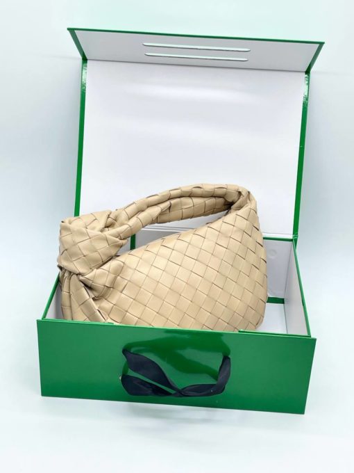 Женская кожаная сумка Bottega Veneta Mini Jodie 29/15 см бежевая - фото 4