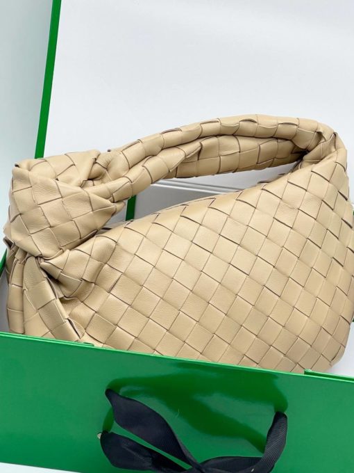 Женская кожаная сумка Bottega Veneta Mini Jodie 29/15 см бежевая - фото 5