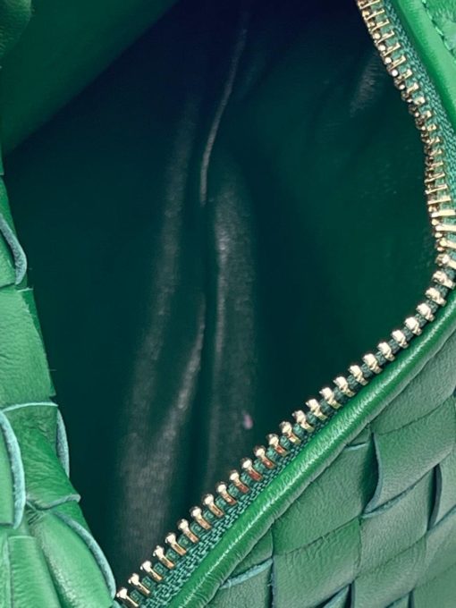 Женская кожаная сумка Bottega Veneta Mini Jodie 29/15 см зелёная - фото 7