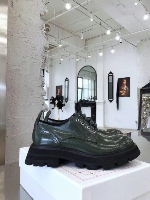 Туфли-дерби женские Alexander McQueen лакированные изумрудные - фото 2