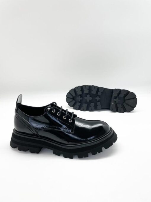 Туфли-дерби женские Alexander McQueen лакированные чёрные - фото 1