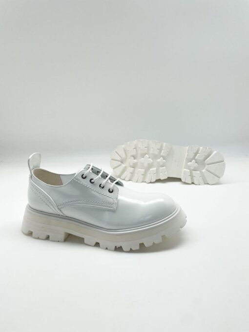 Туфли-дерби женские Alexander McQueen лакированные белые - фото 1