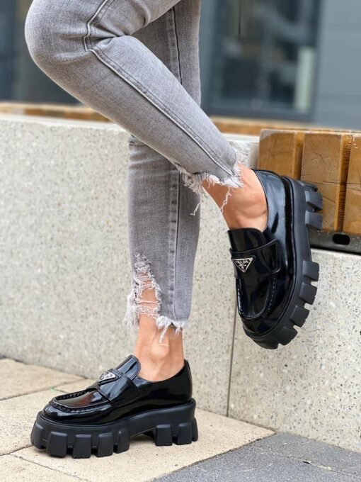 Туфли женские Prada Monolith чёрные лак - фото 2