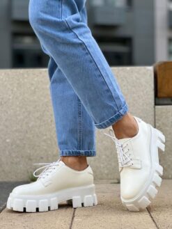 Туфли-дерби женские Prada белые коллекция 2021-2022 A66799