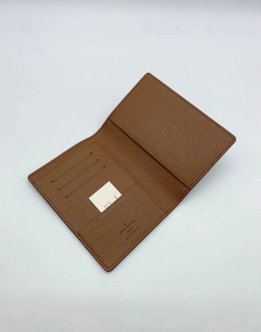 Обложка для паспорта Louis Vuitton A104106 коричневая 14/10 см - фото 4