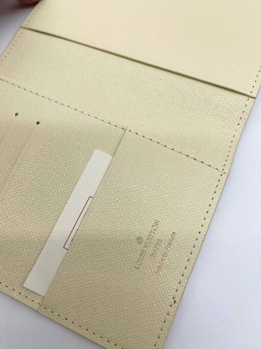 Обложка для паспорта Louis Vuitton A104118 белая 14/10 см - фото 4
