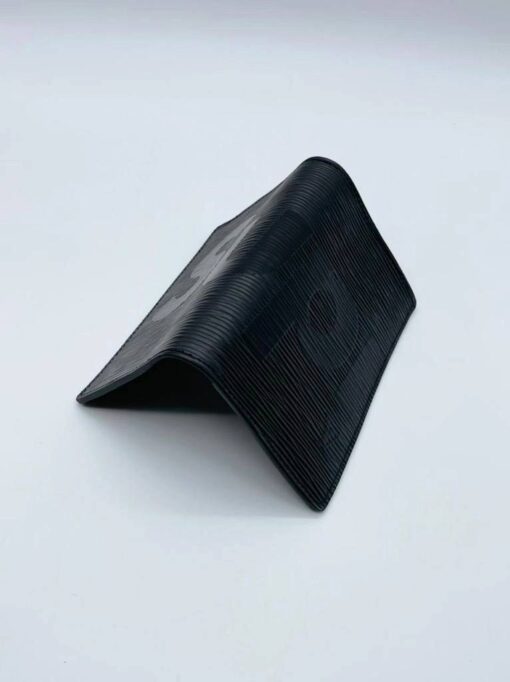 Обложка для паспорта Louis Vuitton A104123 чёрная 14/10 см - фото 3