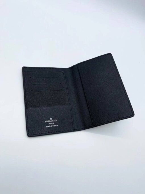 Обложка для паспорта Louis Vuitton A104123 чёрная 14/10 см - фото 4