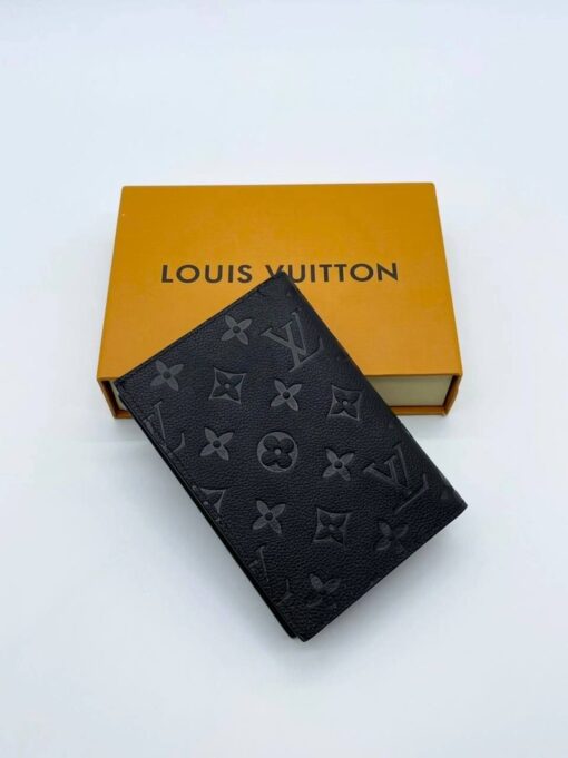 Обложка для паспорта Louis Vuitton A104135 чёрная 14/10 см - фото 1