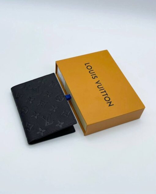 Обложка для паспорта Louis Vuitton A104135 чёрная 14/10 см - фото 3